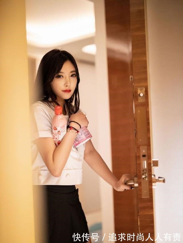 女生 米白色上衣搭配百褶裙,青春又显活力,年轻女生这样穿太有魅力了!