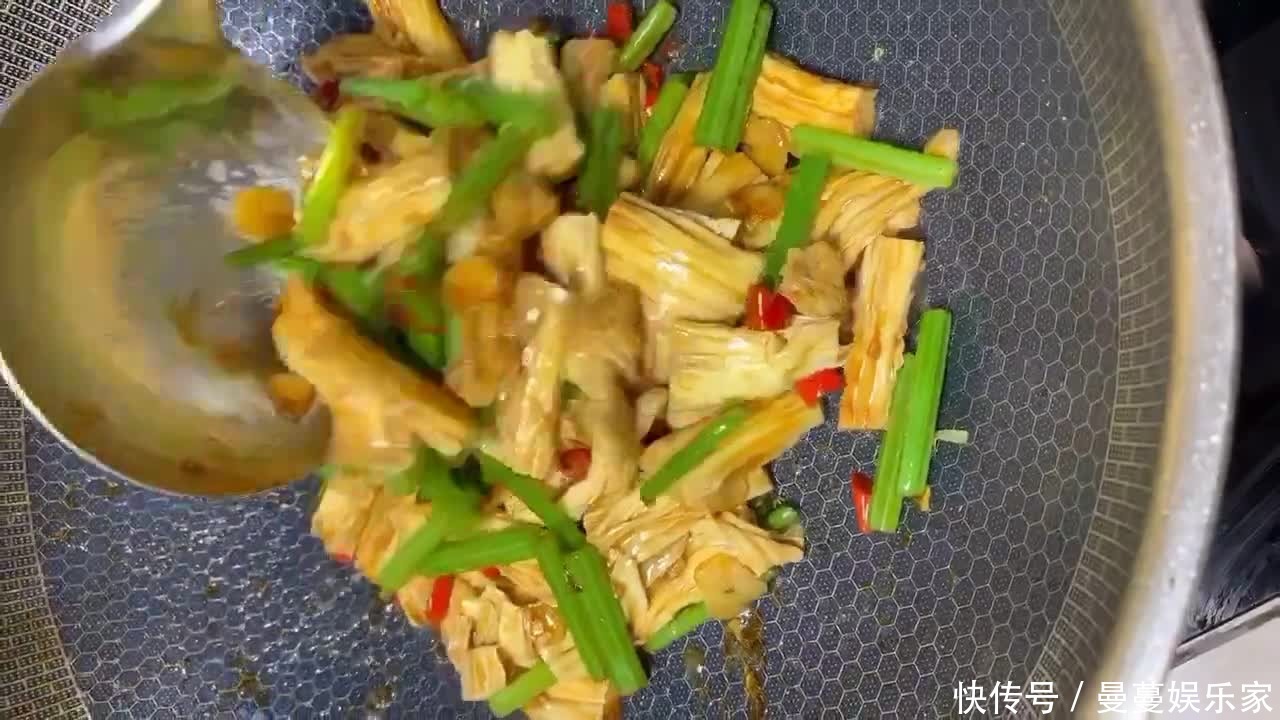 家常|芹菜炒腐竹,香辣爽口简单又美味,家常小炒的经典代表
