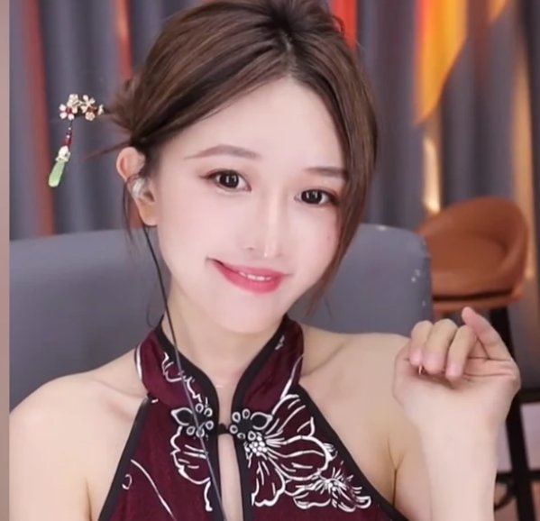 林七七路子越来越广！从LOL到DNF，疯狂吸粉，站在宝哥身旁很害羞