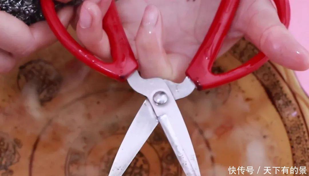 剪刀不管多钝都不要扔,教你一招,剪刀立马锋利如新,简单又实用