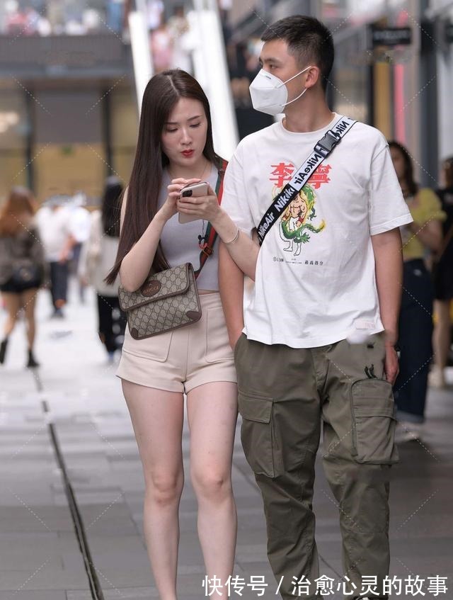 防晒衫 淡紫色针织衫，搭配修身裤，更显休闲随意，时尚大气范！