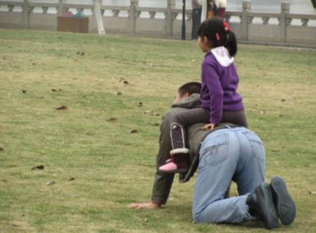 早恋|“最嫩爸爸”接女儿放学惹人眼红，老师怀疑早恋，妈妈无奈亲爹