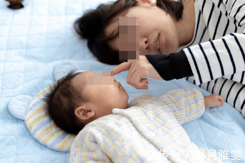 区别|3岁前,有妈妈陪睡和不跟妈妈睡的孩子,会有哪些区别?