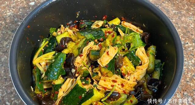 招待客人的时候,做这样一道凉拌菜,清脆爽口吃得完全停不下来