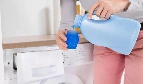 洗衣服直接倒洗衣液错,告诉你正确做法,洗完比新衣服还新
