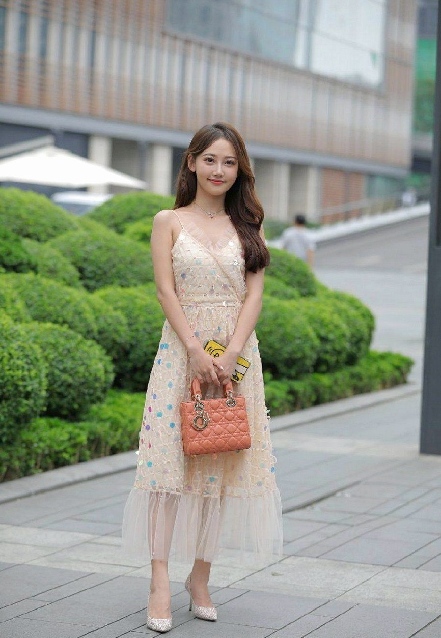 穿搭|时尚美女的“鱼鳞裙”,展示教科书式穿搭!