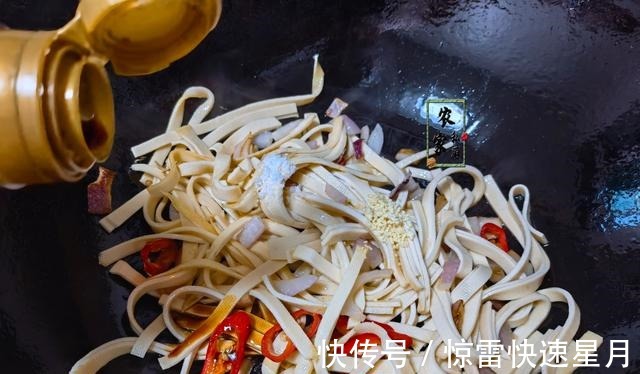 私厨|秋补,少吃牛羊肉多吃它,5块1斤富含蛋白质营养极高,芹菜炒忒香!