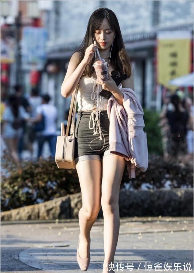 时尚达人|美女休闲搭配松穿出魅力女人味,轻松塑造时尚达人的气质