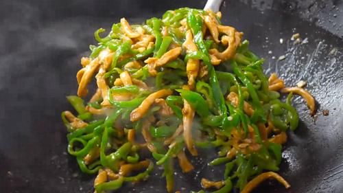 饭店的青椒肉丝好吃有技巧，很多人都不知道，大厨教你正确的做法