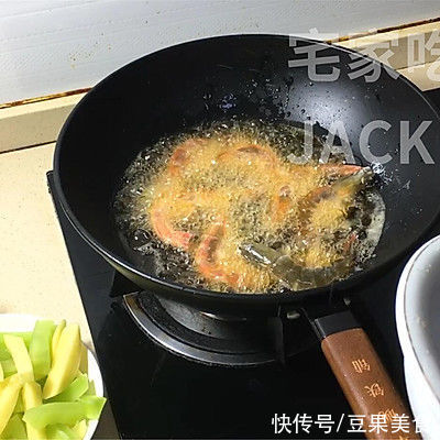 干锅香辣虾，做法简单，虾肉鲜甜，酱汁香辣，唆着手指越吃越香