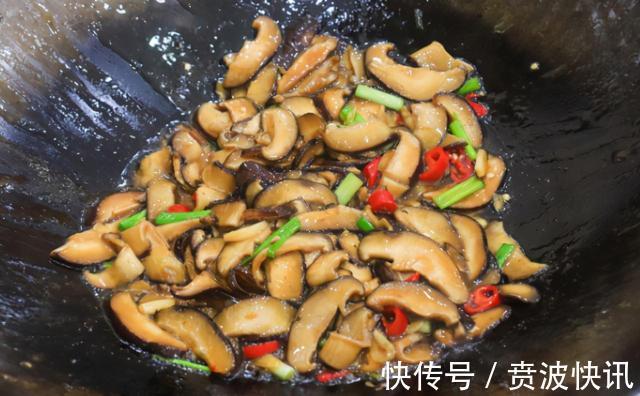 正确做法|炒香菇前到底用不用焯水厨师长教你正确做法，香菇鲜滑又营养！