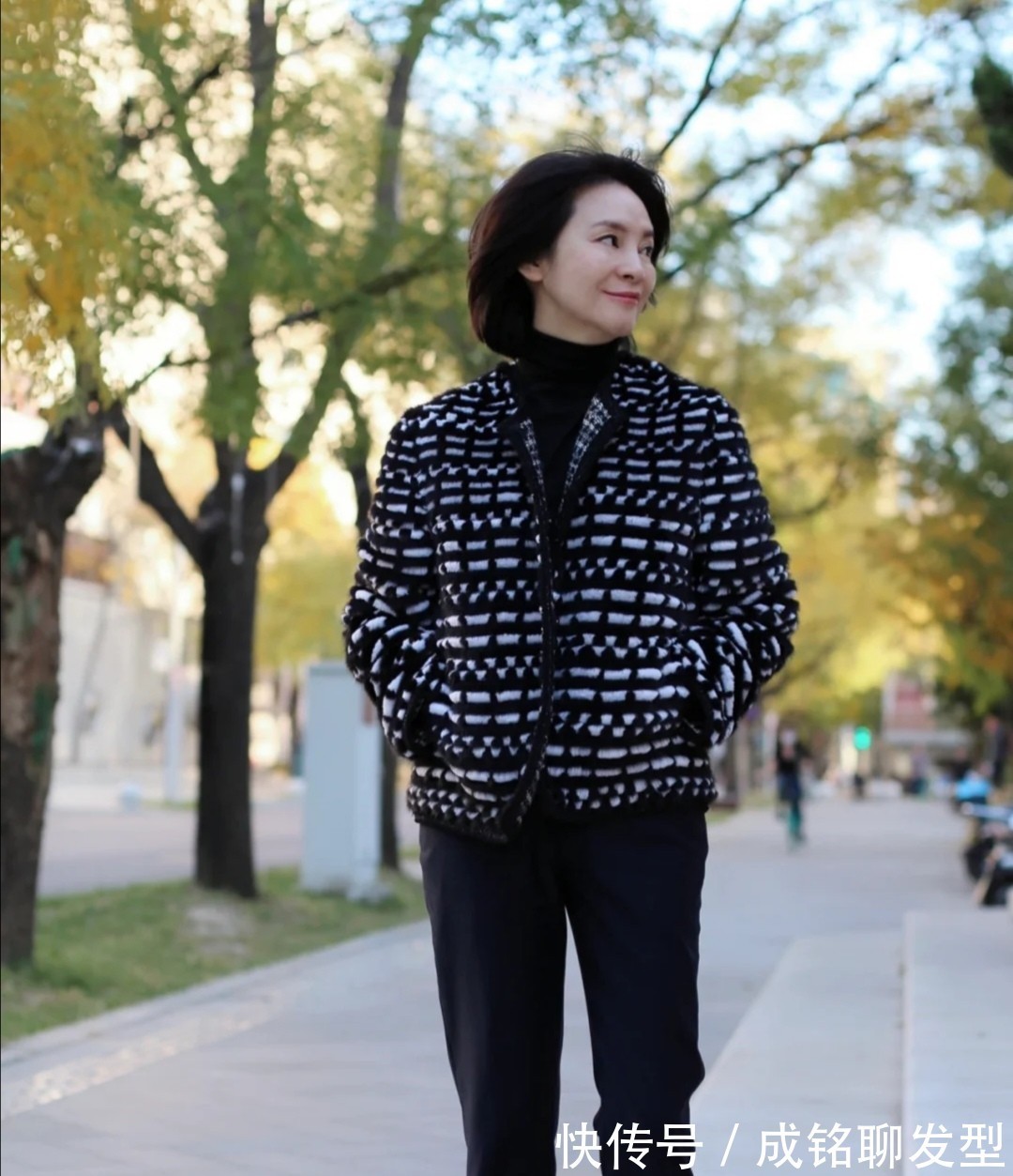 裤装|时髦又养眼,这位中年妈妈真会穿,从款式到搭配,既减龄又有品位