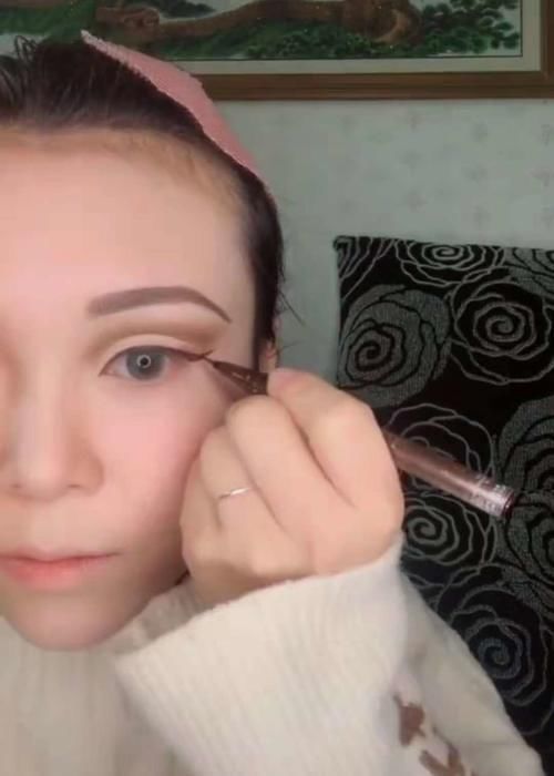 烈焰红唇|小姐姐半脸仿妆《破产姐妹》麦克斯,点缀几个小雀斑之后,太惊艳