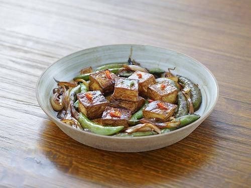 两口子的日常晚餐,三菜一汤,都是简单家常菜,实惠又好吃!