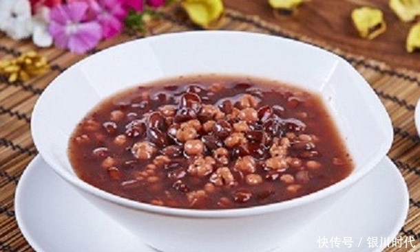 女人50岁后,早餐多喝“美容粥”,补气养胃防衰,告别“黄脸婆”