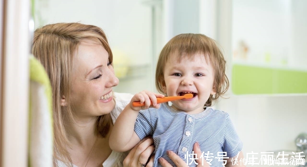 牙缝|宝宝多大开始刷牙?很多父母陷入了三个“误区”,难怪娃长龋齿