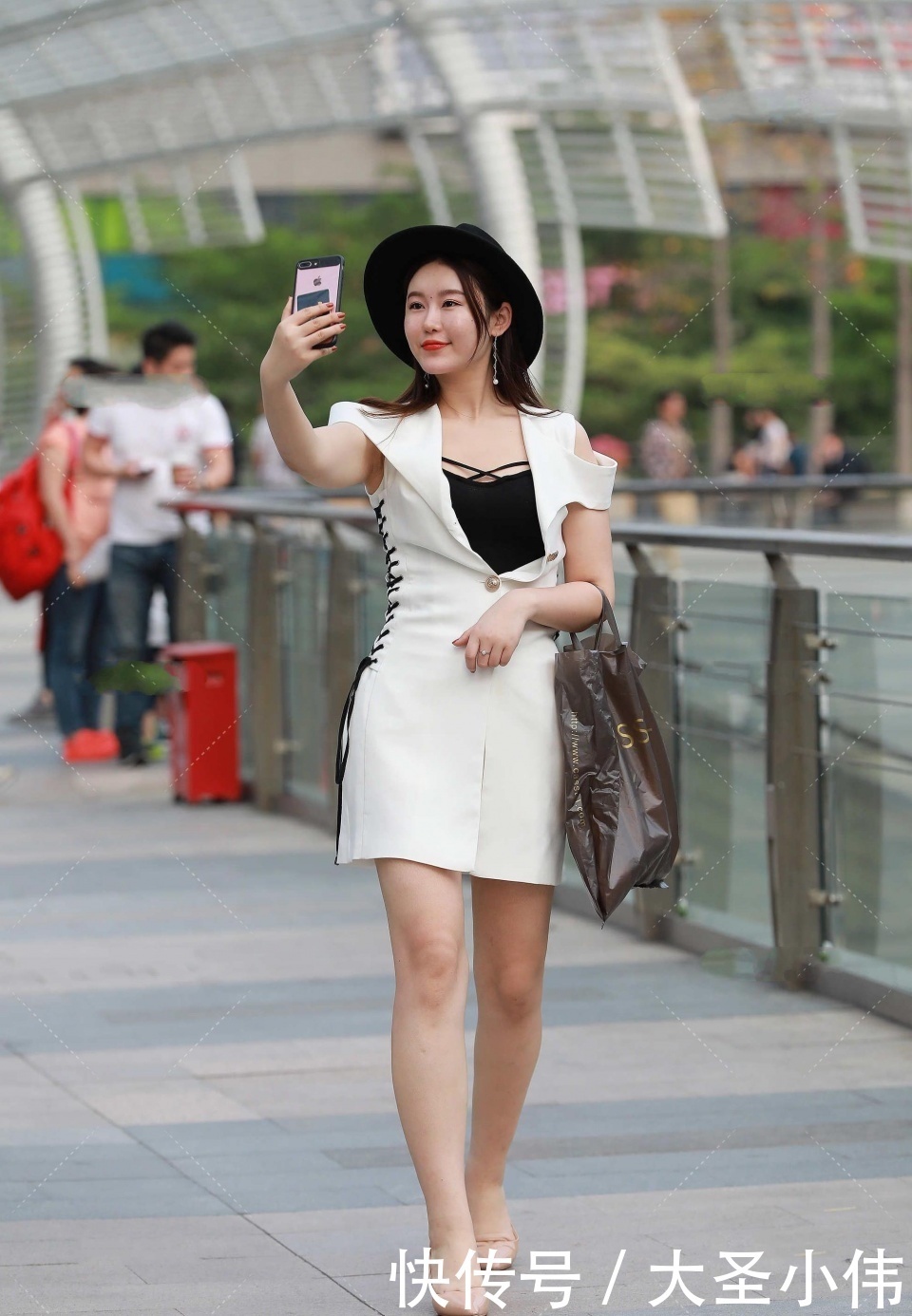 玄色|美女街拍:这个世界很小很小,抬头一看就能看到你的笑脸,呈现少女般的稚嫩