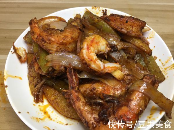 干锅香辣虾，做法简单，虾肉鲜甜，酱汁香辣，唆着手指越吃越香