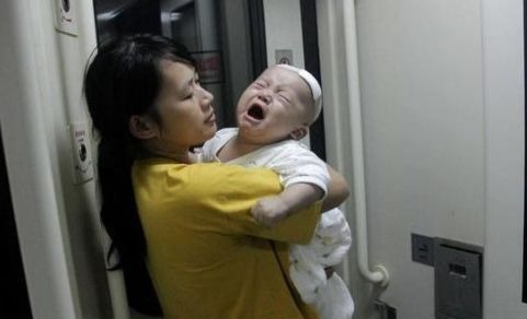 新生婴儿|新生婴儿别太早抱出门,有的家长都过早的抱出门,这对孩子不利