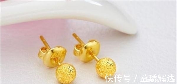 a1806 购买黄金耳钉时,是选弯针的好还是直针的好?金店老板一语道破