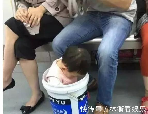 小舅|小舅贪玩带娃走红,竟把宝宝挂门上,网友同情小外甥!