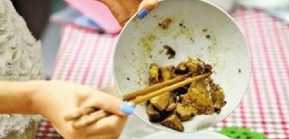 嫌弃|“不吃娃的剩饭,宝妈被老人数落”惹争议,孩子的剩饭,你吃吗?