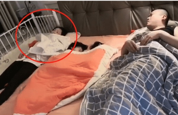 袄子|“女儿是亲生的,妈妈是送货的”,爸爸为女儿VS为媳妇盖被子火了