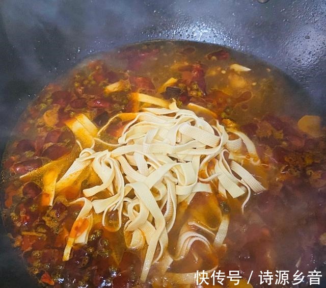 家庭版|家庭版水煮肉片麻辣鲜香，色泽鲜艳，搭配米饭，好吃到停不下来！