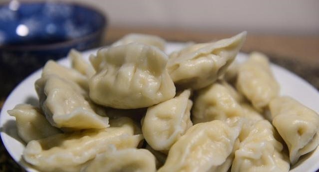 包白菜饺子，怎么调馅不出水不如试试这做法，饺子鲜嫩越吃越香