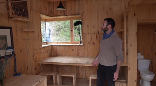 种菜|他用40棵松树,在荒山野林建起小屋,屋顶种菜生活自给自足