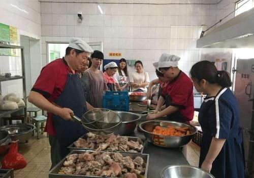 幼儿园老师|交着天价伙食费,孩子却吃着贫民餐,宝妈怒了:钱都花哪去了?