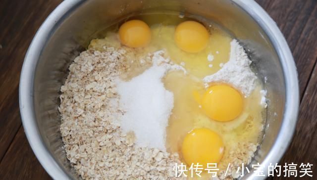 燕麦|燕麦片中加4个鸡蛋，不用水不用蒸，鲜甜松软，比包子馒头还好吃