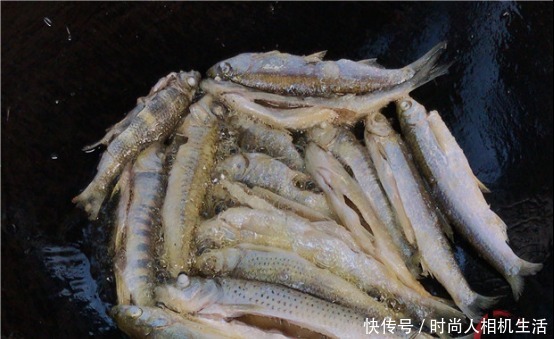 煎鱼时,一定记得不要马上下锅煎,学会2个要点,鱼不粘锅不破皮