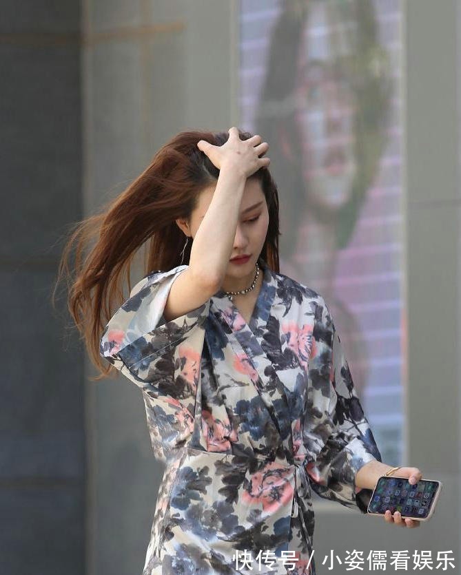 紧身|干净清爽的波点吊带裙，简单大方又显瘦，让你轻松美过同龄人