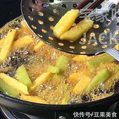 干锅香辣虾，做法简单，虾肉鲜甜，酱汁香辣，唆着手指越吃越香