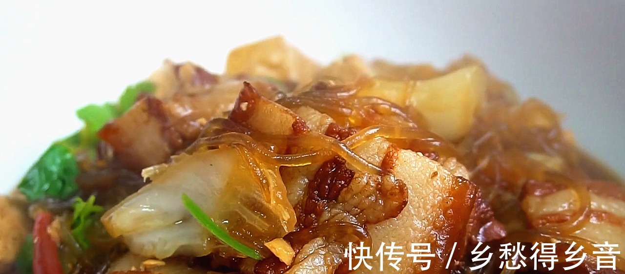 天凉了，用一块猪肉一把粉条炖着吃，暖身暖胃，上桌汤汁都不剩！