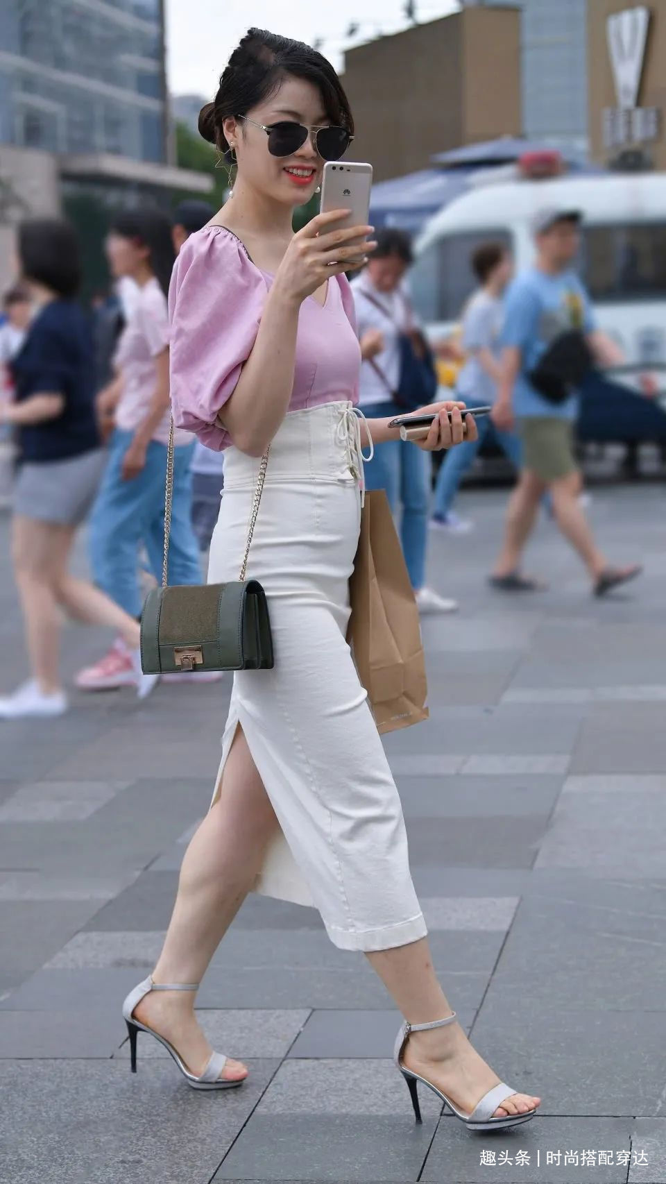 小姐姐白色束腰带,轻松展现出了一种简洁干净的感觉