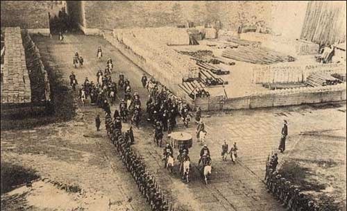强令|1908年光绪帝葬礼照片，百姓被强令下跪，外国人冷眼旁观