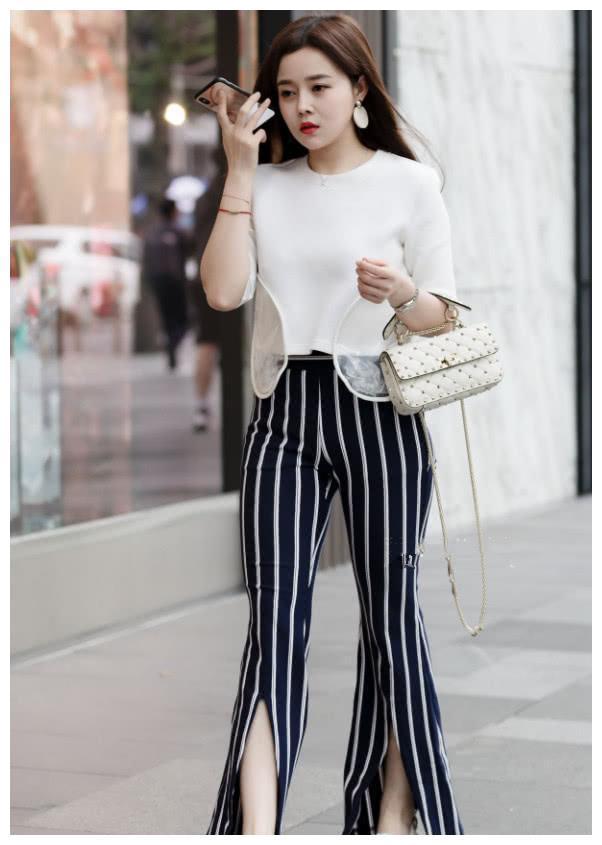 搭配|街拍小姐姐一件黑色的短款体恤搭配白色的短裤,少女感十足