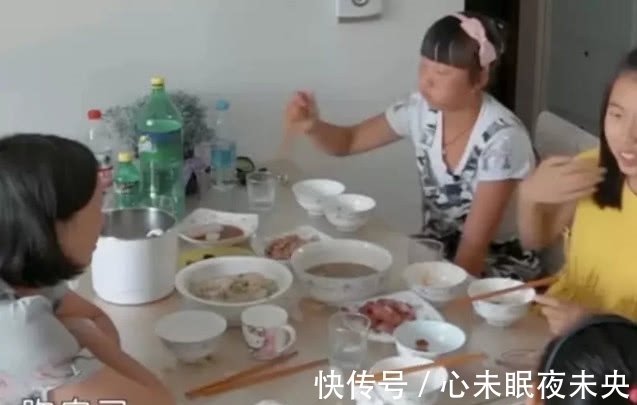 變形計:農(nóng)村妹妹喜歡城市哥哥,親妹察覺后連說哥哥壞話斷她念想