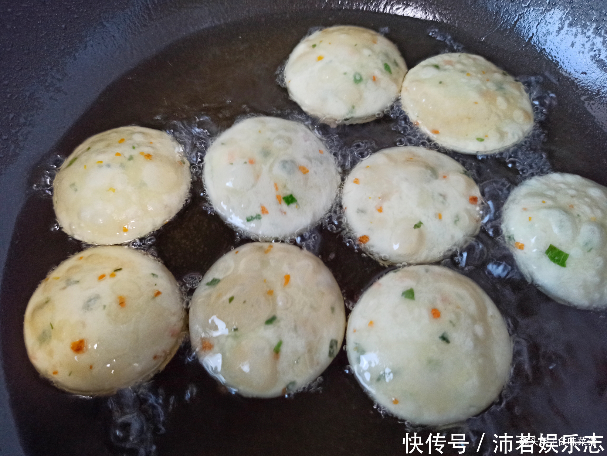 开水|面粉新吃法，无需发面，开水一烫就搞定，个个鼓大泡，比油条还香