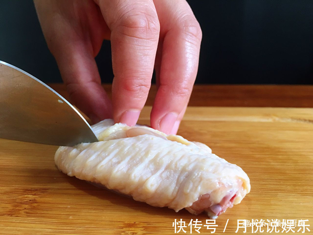 炸鸡翅我有小诀窍，这样炸出来的鸡翅又酥又香，色泽金黄