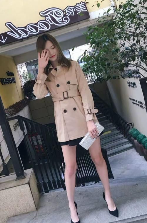 短裙|美女米色风衣短裙叠穿,搭配高跟鞋,展现迷人性感!