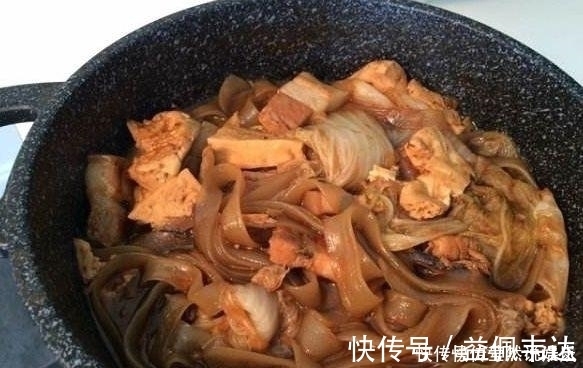 婆婆请客抠门，6人吃饭只点5道菜，端上来后众人蒙住