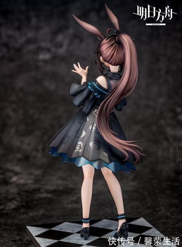 槽点|明日方舟阿米娅庆典时光周边引热议 少氪一次大小月卡就能抱回家