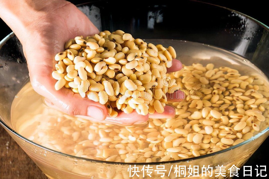 冬天馋豆腐,用不着出门买,一把黄豆一勺白醋,自己在家就能做