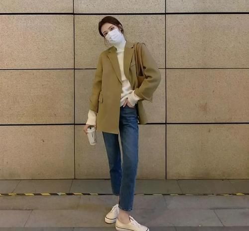 小姐姐|羊绒大衣搭配运动鞋真好看，休闲有范，时尚加倍！