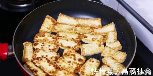 豆腐好吃有诀窍，大厨教你这样做，放一个西红柿，汤汁都拌饭吃了