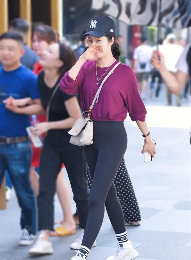 强势来袭的“小黑裤”，青春时尚又百搭，让大家万万没想到！