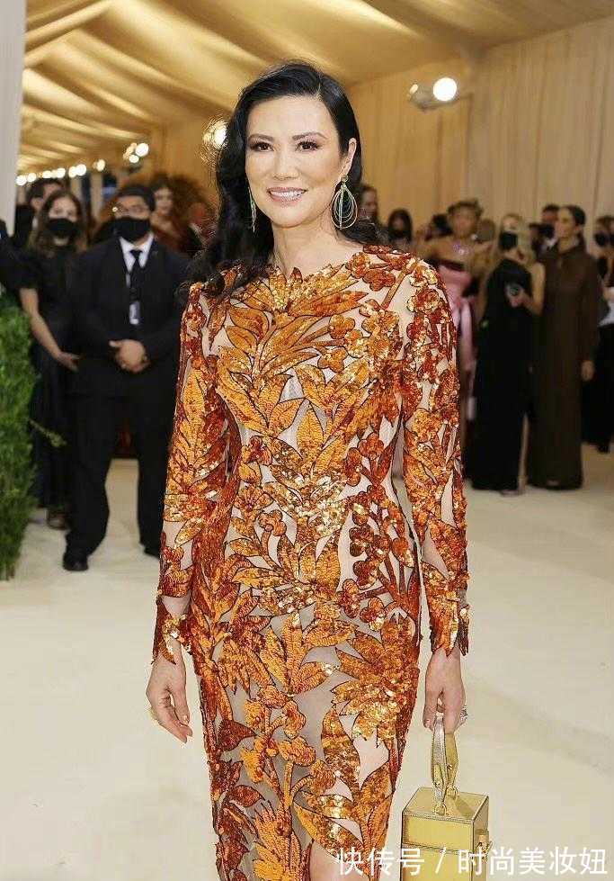 亮片|邓文迪越老越大胆,穿枫叶连衣裙大秀好身材,美成了全场焦点